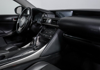 Подержанный автомобиль Lexus IS Sedan 2017 года (9 фото)