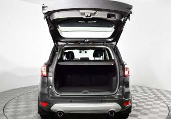 Подержанный автомобиль Ford Kuga 2017 года (12 фото)