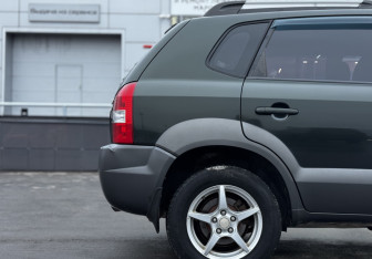 Подержанный автомобиль Hyundai Tucson 2008 года (9 фото)