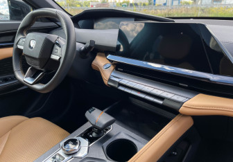 Подержанный автомобиль Changan UNI-V 2023 года (8 фото)