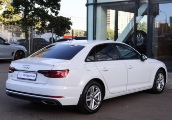 Подержанный автомобиль Audi A4 Sedan 2019 года (4 фото)