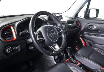 Подержанный автомобиль Jeep Renegade 2016 года (14 фото)