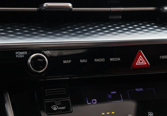 Подержанный автомобиль Kia Carnival 2022 года (21 фото)