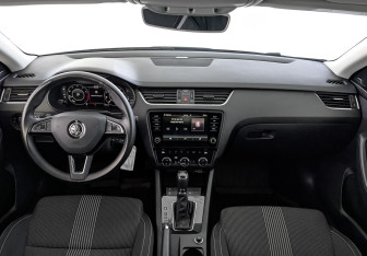 Подержанный автомобиль Skoda Octavia Liftback 2019 года (14 фото)