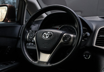 Подержанный автомобиль Toyota Venza 2013 года (11 фото)