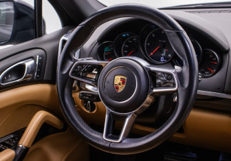 Подержанный автомобиль Porsche Cayenne 2015 года (15 фото)