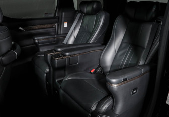 Подержанный автомобиль Toyota Alphard 2019 года (10 фото)