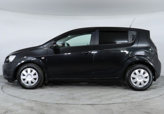 Подержанный автомобиль Chevrolet Aveo Hatchback 2012 года (8 фото)