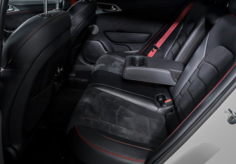 Подержанный автомобиль Kia Stinger 2021 года (10 фото)