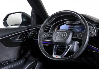 Подержанный автомобиль Audi Q8 2019 года (17 фото)