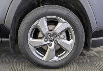 Подержанный автомобиль Toyota RAV4 2020 года (12 фото)