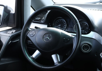 Подержанный автомобиль Mercedes-Benz Viano 2010 года (15 фото)