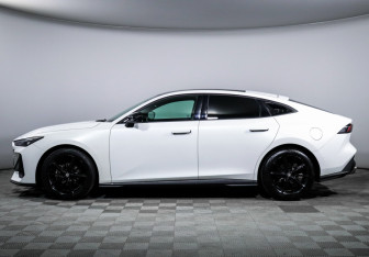 Подержанный автомобиль Changan UNI-V 2022 года (8 фото)