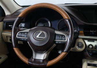 Подержанный автомобиль Lexus ES 2015 года (14 фото)