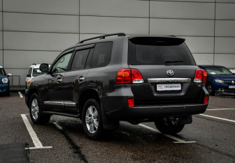 Подержанный автомобиль Toyota Land Cruiser Suv 2012 года (7 фото)