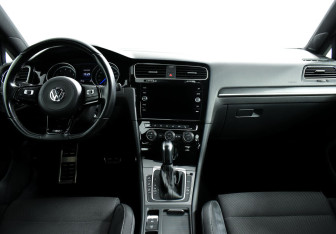 Подержанный автомобиль Volkswagen Golf R Hatchback 2019 года (8 фото)