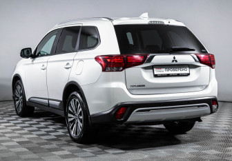Подержанный автомобиль Mitsubishi Outlander 2020 года (7 фото)