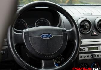 Подержанный автомобиль Ford Fusion 2005 года (11 фото)