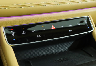 Подержанный автомобиль Voyah Dream 2023 года (16 фото)