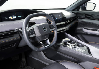 Подержанный автомобиль Changan UNI-V 2023 года (14 фото)