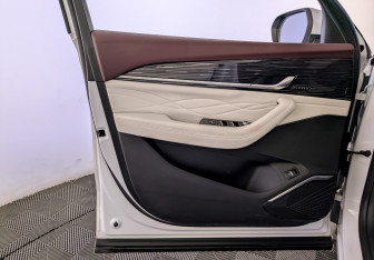 Подержанный автомобиль Geely Monjaro 2023 года (19 фото)