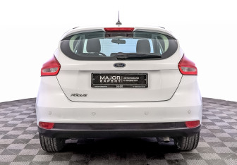 Подержанный автомобиль Ford Focus Hatchback 2017 года (6 фото)