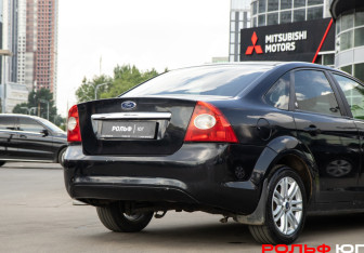 Подержанный автомобиль Ford Focus Sedan 2008 года (15 фото)