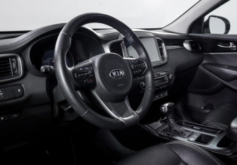 Подержанный автомобиль Kia Sorento 2016 года (15 фото)