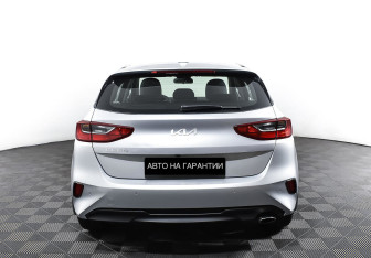 Подержанный автомобиль Kia Ceed Hatchback 2022 года (6 фото)