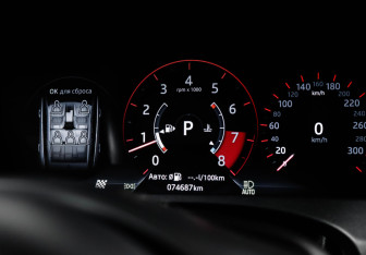 Подержанный автомобиль Jaguar F-Pace 2016 года (11 фото)