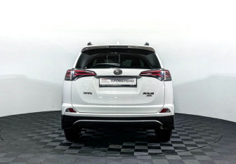 Подержанный автомобиль Toyota RAV4 2018 года (6 фото)