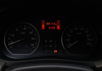 Подержанный автомобиль Renault Sandero 2013 года (12 фото)