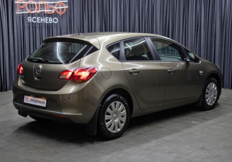 Подержанный автомобиль Opel Astra Hatchback 2013 года (5 фото)