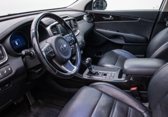 Подержанный автомобиль Kia Sorento 2017 года (10 фото)