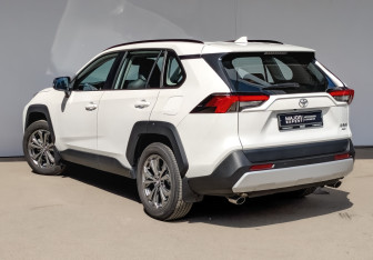 Подержанный автомобиль Toyota RAV4 2024 года (7 фото)