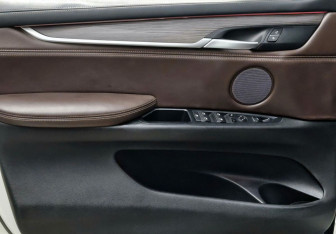 Подержанный автомобиль BMW X5 2017 года (23 фото)