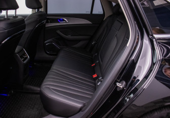 Подержанный автомобиль Hongqi H5 2024 года (11 фото)