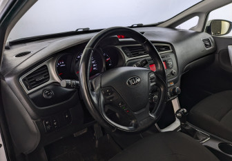 Подержанный автомобиль Kia Ceed Hatchback 2016 года (16 фото)