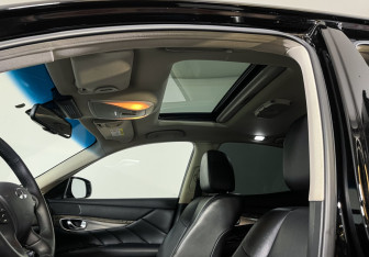 Подержанный автомобиль Infiniti Q70 2016 года (11 фото)