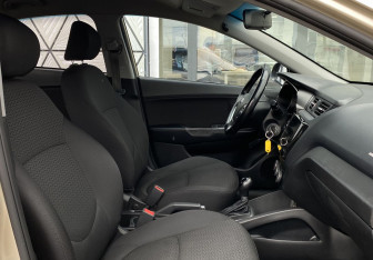 Подержанный автомобиль Kia Rio Sedan 2015 года (21 фото)