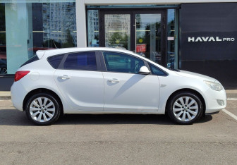 Подержанный автомобиль Opel Astra Hatchback 2012 года (4 фото)