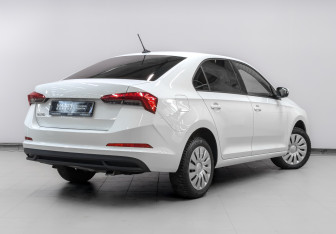 Подержанный автомобиль Skoda Rapid Liftback 2021 года (5 фото)
