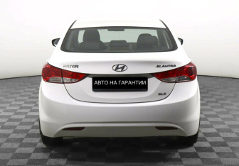 Подержанный автомобиль Hyundai Elantra Sedan 2013 года (4 фото)