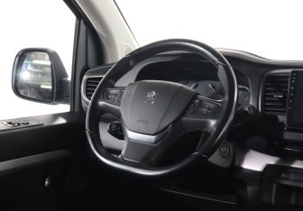 Подержанный автомобиль Peugeot Traveller 2022 года (14 фото)
