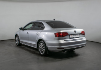 Подержанный автомобиль Volkswagen Jetta Sedan 2018 года (7 фото)