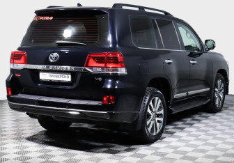 Подержанный автомобиль Toyota Land Cruiser Suv 2016 года (5 фото)