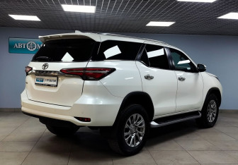 Подержанный автомобиль Toyota Fortuner 2020 года (5 фото)