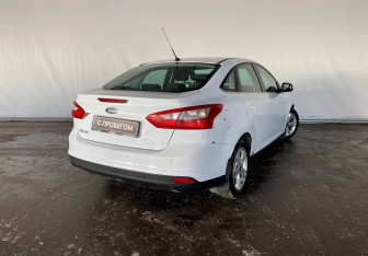 Подержанный автомобиль Ford Focus Sedan 2013 года (6 фото)