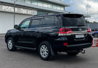 Подержанный автомобиль Toyota Land Cruiser Suv 2017 года (7 фото)