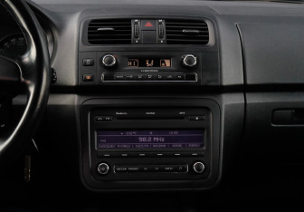 Подержанный автомобиль Skoda Fabia Hatchback 2011 года (12 фото)